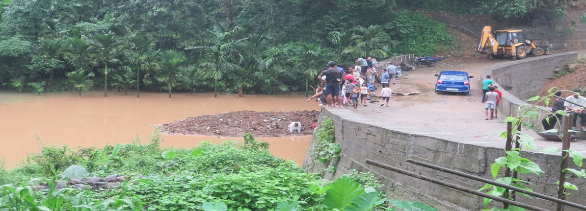 Balat Subway Bridge: Workers Clear Debris After Heavy Rainfall